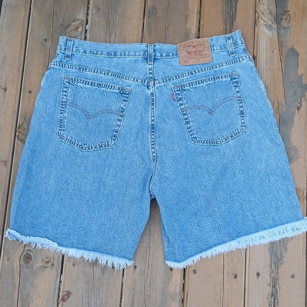 VTG Levis 550 Relaxed Fit Cut Off Shorts - Picture 3 of 5